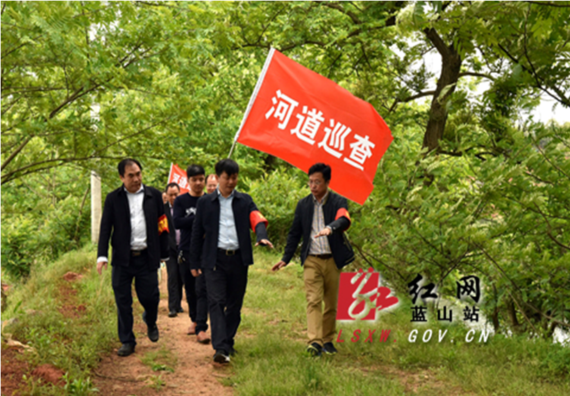 2018年4月10日,蓝山县委书记秦志军在舜水河雷家岭段沿岸巡查河道.