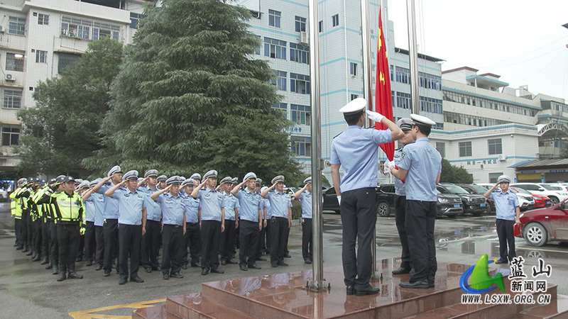 【喜迎国庆】蓝山县公安局交管大队举行“国庆”节升国旗暨警用摩托车发放仪式1.jpg