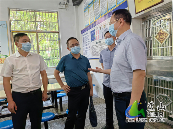 龙向洋调研中小学校食品安全和膳食经费管理突出问题专项整治工作.jpg