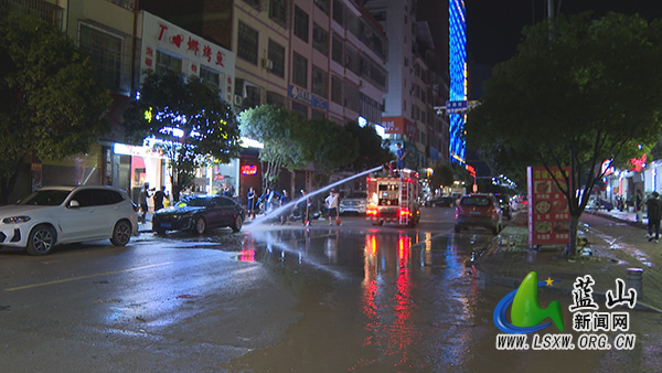 蓝山县雨后清淤不停歇 保障出行安全畅通1.jpg