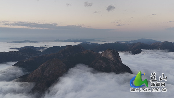美丽蓝山:晨曦初照云海涌2.jpg 美丽蓝山:晨曦初照云海涌2.jpg