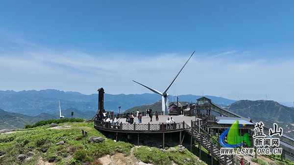 蓝山县云冰山:以旅兴城聚人气 文旅赋能促消费1.jpg 蓝山县云冰山:以旅兴城聚人气 文旅赋能促消费1.jpg
