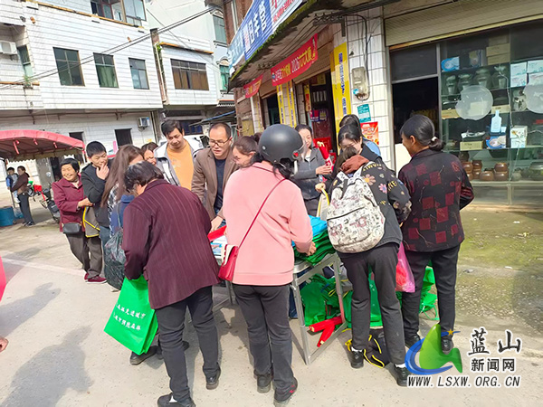 蓝山县林业局开展知识产权宣传周活动.jpg