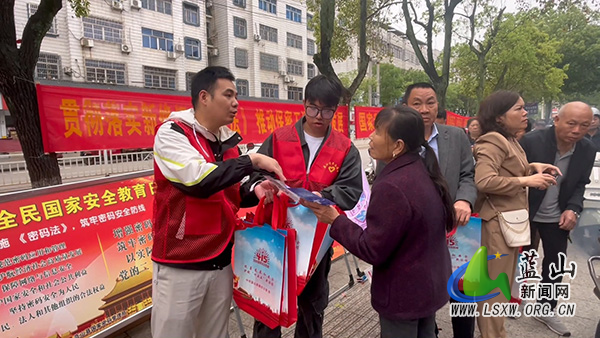 我县开展全民国家安全教育日主题宣传活动.jpg