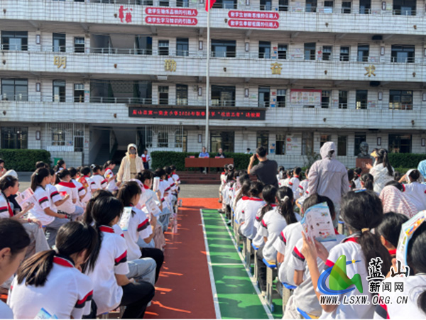 蓝山县司法局组织法治副校长与政法“五老”开展“法治进校园”宣传活动.jpg