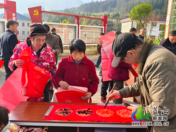 蓝山县举办“骏马迎春送福联，禁毒护航筑平安”主题活动.jpg
