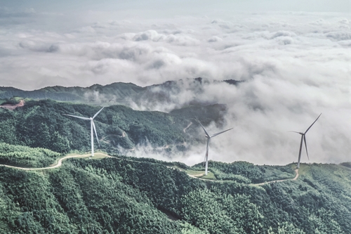 2024年6月27日，蓝山县百叠岭风电场，一台台风力发电机组矗立在青山云海间，勾勒出一幅绿色发展生态画卷。（彭华 摄）_副本.jpg