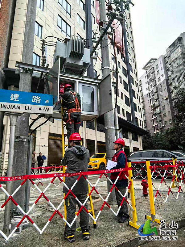 国网蓝山县供电公司筑牢低温雨雪冰冻天气保电防线.jpg