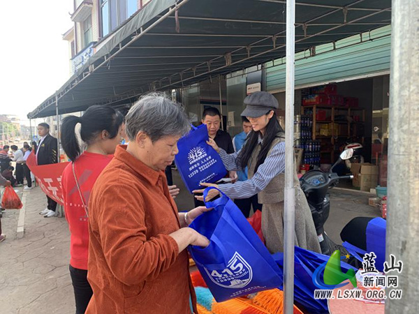 土市镇开展国家安全教育日普法宣传活动.jpg