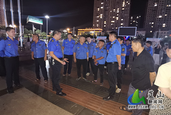 蓝山县城市管理和综合执法局开展城市广场游乐设施占道经营整治行动.jpg
