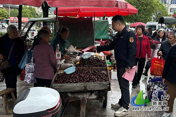 蓝山县城市管理和综合执法局开展严禁占道经营倡议书发放宣传活动.jpg