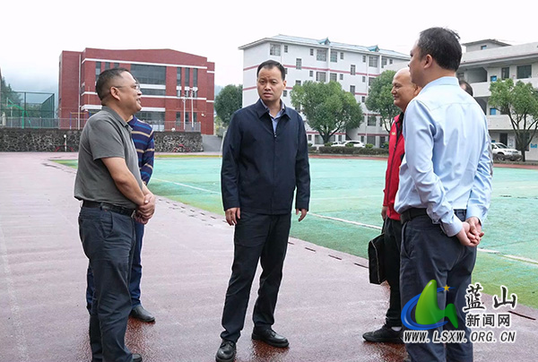 曾艺调研乡镇中学教育工作.jpg 曾艺调研乡镇中学教育工作.jpg