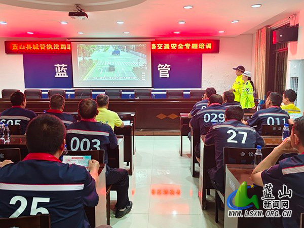 蓝山：交管联合城管精准宣教 为液化气送气工拧紧“安全阀”.jpg