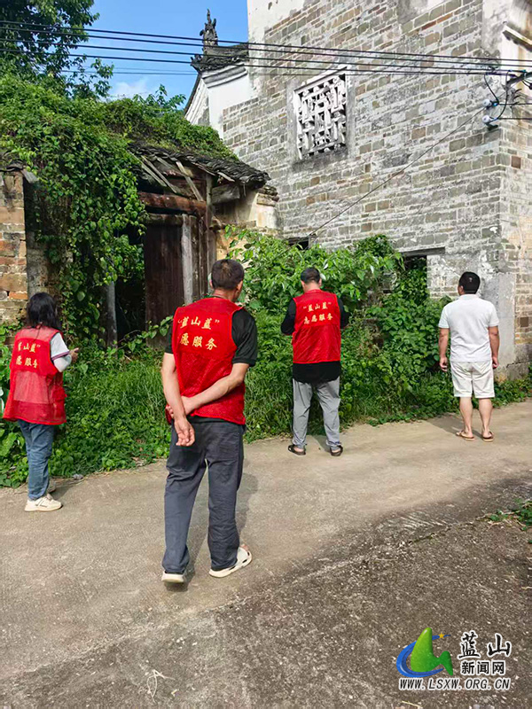 祠堂圩镇:全域踏查守净土 织密禁种铲毒防护网.jpg 祠堂圩镇:全域踏查守净土 织密禁种铲毒防护网.jpg