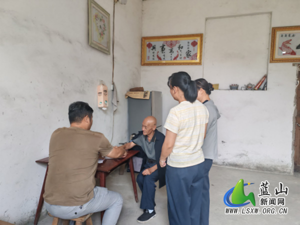 大桥瑶族乡联合民政局入户走访失能老人.jpg