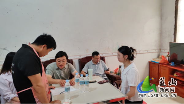 大桥瑶族乡联合县民族中学开展暑期家访活动.jpg 大桥瑶族乡联合县民族中学开展暑期家访活动.jpg