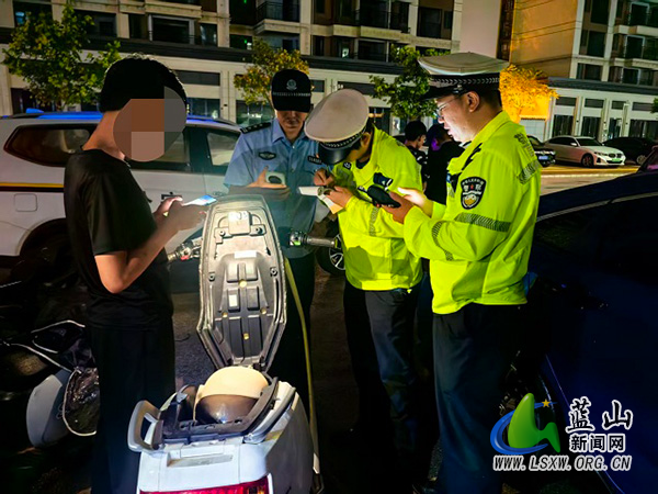 蓝山公安交管:向“飙车炸街”亮剑 以雷霆之势还“静”于民.jpg 蓝山公安交管:向“飙车炸街”亮剑 以雷霆之势还“静”于民.jpg