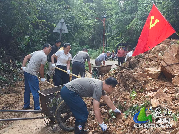 汇源瑶族乡：汛期山体滑坡阻通行 监督护航火速清障保畅通.jpg