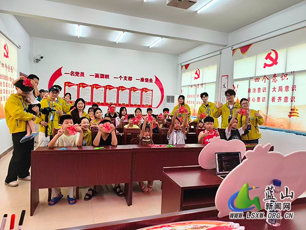 浆洞瑶族乡：童声绕梁推普 集市走访护安.jpg