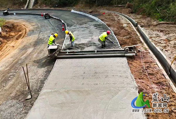 蓝山：扎实推进乡镇通三级公路项目建设.jpg