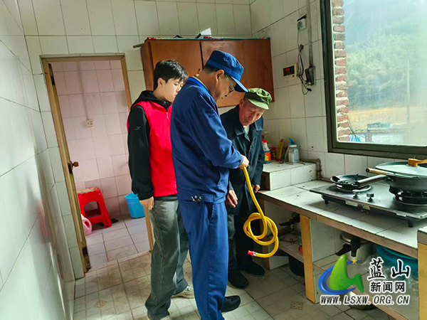 蓝山：消防宣传进瑶乡 敲门入户护平安.jpg