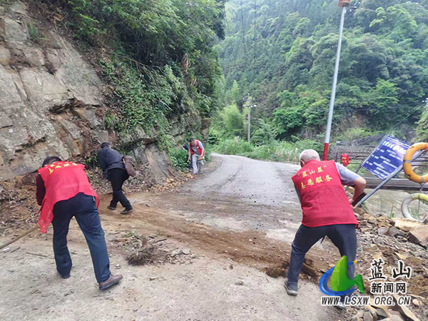 荆竹瑶族乡纪委：靠前监督保畅通 护航群众平安行.jpg