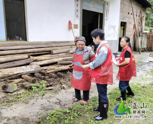荆竹瑶族乡开展防汛敲门行动.jpg