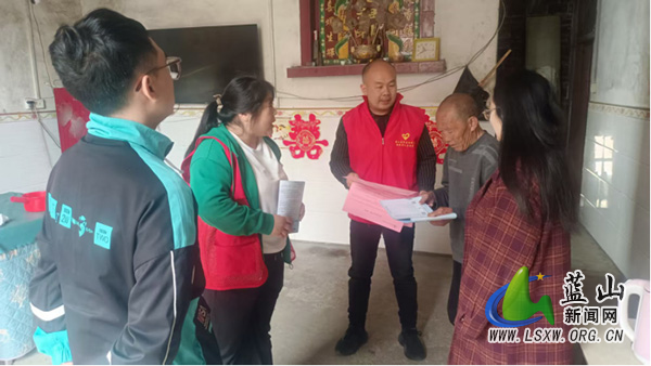 犁头瑶族乡:养老保险宣传入户,惠民政策温暖民心.jpg 犁头瑶族乡:养老保险宣传入户,惠民政策温暖民心.jpg
