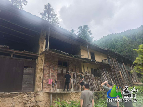 犁头瑶族乡：未雨绸缪抓防汛 入户排查危房保平安.jpg