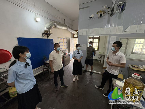 毛俊镇：开展食品安全专项检查 守护师生“舌尖上的安全”.jpg