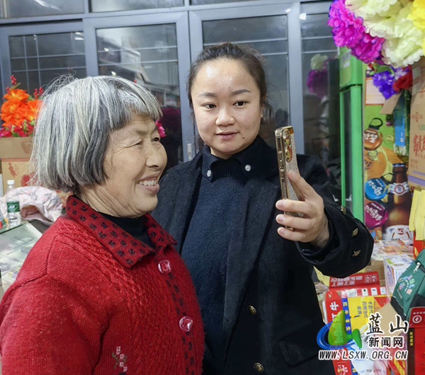 楠市镇:干部深夜上门为老人办认证,村民点赞“贴心服务”.jpg 楠市镇:干部深夜上门为老人办认证,村民点赞“贴心服务”.jpg
