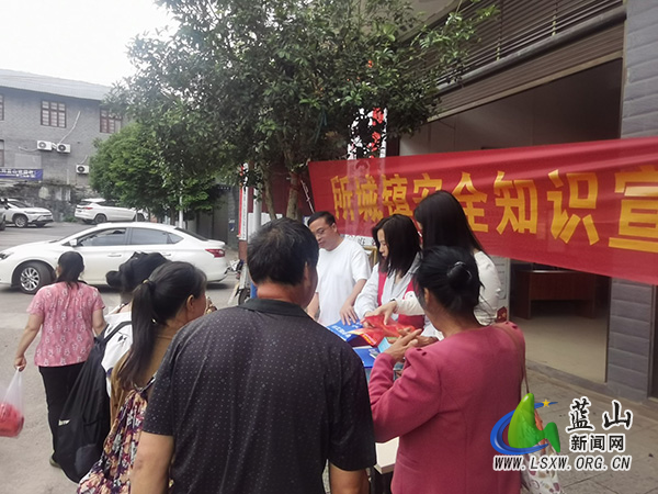 所城镇:赶集摆摊话安全 贴心宣讲护民生.jpg 所城镇:赶集摆摊话安全 贴心宣讲护民生.jpg