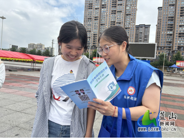 普法宣传正当时 法治阳光照万家：蓝山县司法局开展五大主题法治宣传活动2_1.jpg