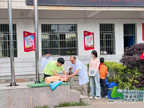 太平学校开展防溺水安全演练暨“心肺复苏”急救知识讲座.jpg