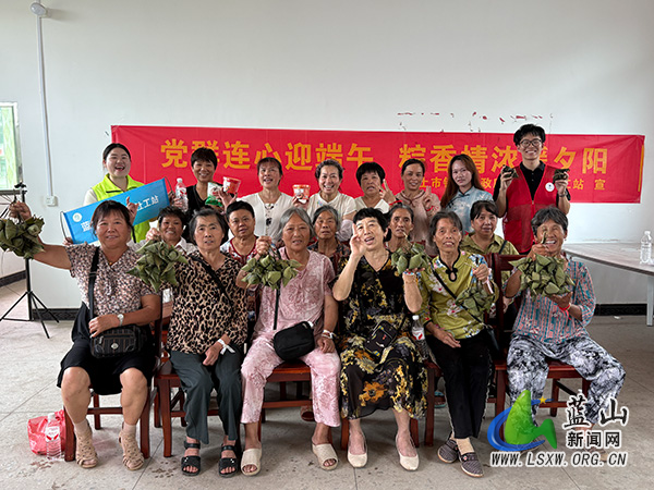 土市镇：党群连心迎端午 粽香四溢暖民心.jpg