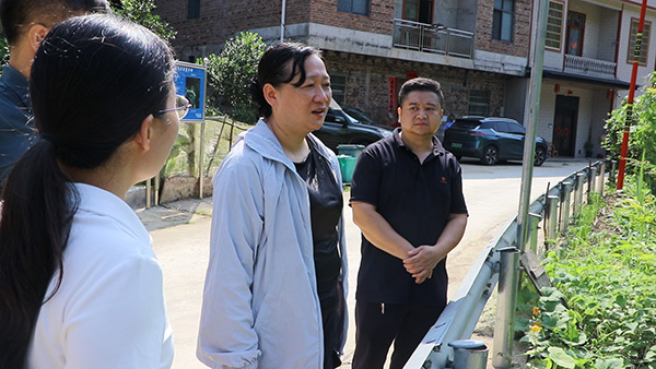 邓群到犁头瑶族乡调研安全生产、农村集体“三资”管理工作.jpg