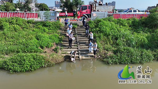 蓝山县188万尾鱼苗“安家”湘江源头 增殖放流守护碧水生态1.jpg
